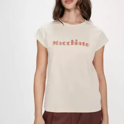 T-shirt feminina creme com texto Macchiato castanho claro e calças marrons