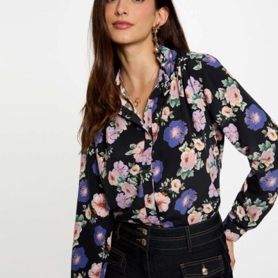 Camisa feminina preta com padrão floral colorido e gola padre.