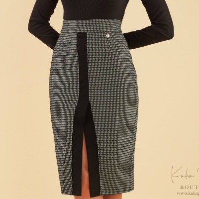 Saia lápis preta com padrão pied-de-poule e fenda frontal