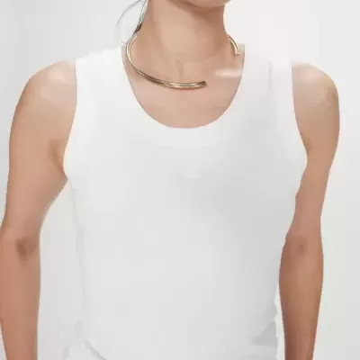 Top feminino branco de malha canelada sem mangas com decote redondo