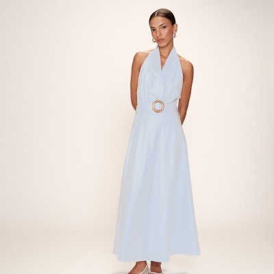 Vestido comprido azul claro com cinto e decote halter