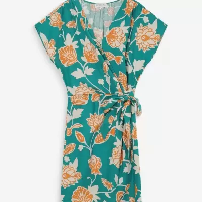 Vestido curto verde água com padrão floral laranja e bege e cinto para amarração