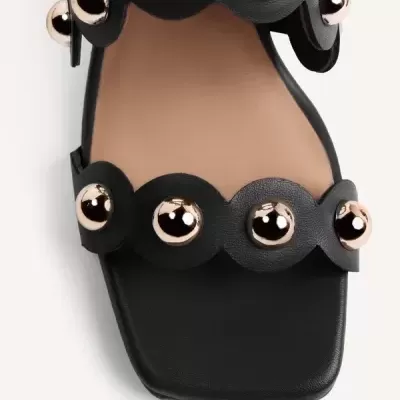 Sandália preta com bolas metálicas douradas