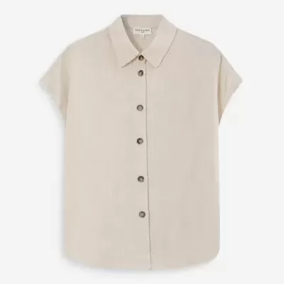 Camisa bege claro sem mangas com botões castanhos e colarinho