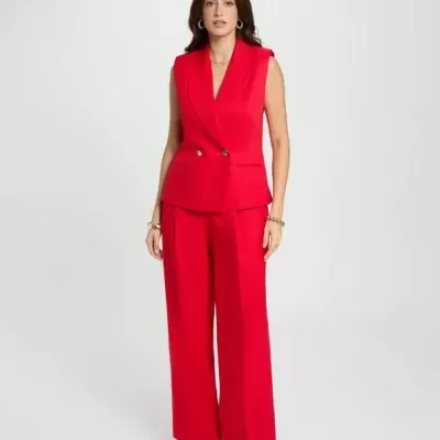 Fato feminino vermelho composto por colete e calças largas
