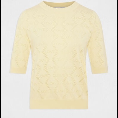 Camisola amarela clara com padrão texturizado e manga curta