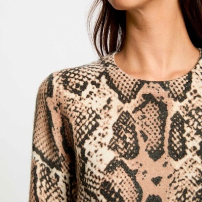 Camisola de malha com padrão de pele de serpente em tons bege, castanho e preto
