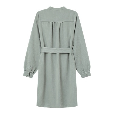 Vestido cinza claro com mangas compridas e cinto largo.