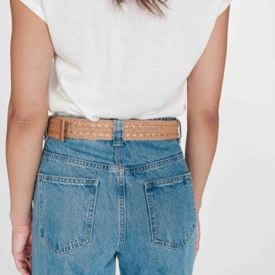 Pessoa com camiseta branca, jeans azuis e cinto castanho entrançado visto de costas