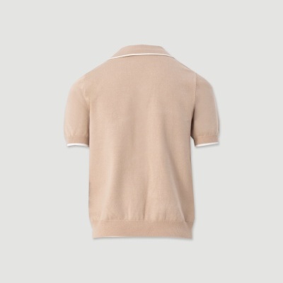 T-shirt polo masculina bege com detalhes brancos vista de costas