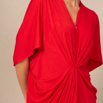 vestido vermelho de manga curta com franzido central