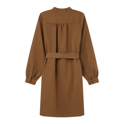 Vestido castanho de manga comprida com cinto largo