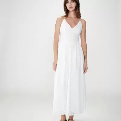 Vestido longo branco com padrão rendado e alças finas