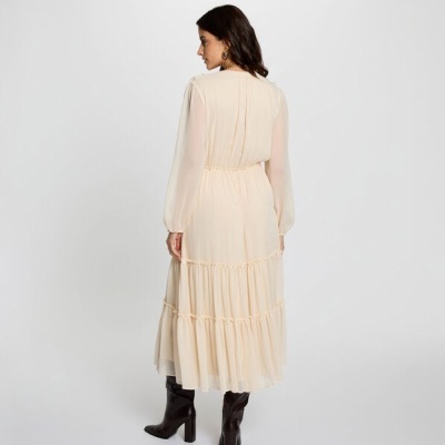 Vestido creme comprido com mangas transparentes e botas pretas