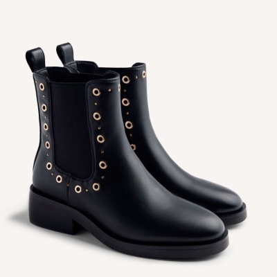 Botins pretos com ilhós dourados e salto grosso