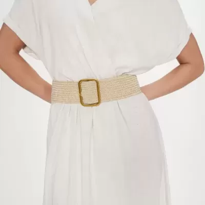Vestido branco com cinto bege e fivela dourada