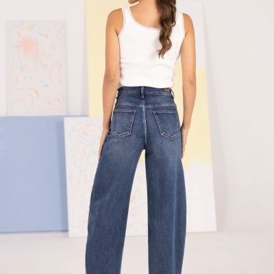 Calças de ganga largas de cintura alta com top branco e sandálias nude