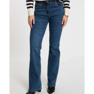 Calças de ganga azul escuro com corte direito usadas por pessoa em fundo branco