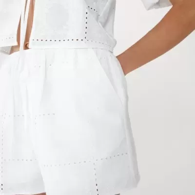 Conjunto feminino branco com top e calções bordados.