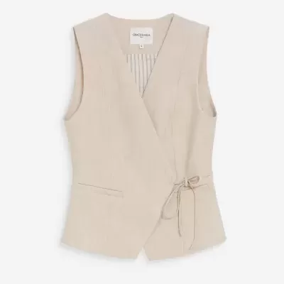 Colete feminino bege claro de linho com decote em V e cinto fino na cintura