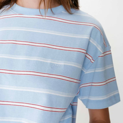 T-shirt azul clara com riscas brancas e vermelhas e bordado grace.
