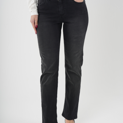 Calças de ganga pretas justas usadas por modelo com sapatos pretos de salto e blusa branca