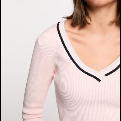 Camisola rosa clara de malha com decote em V e risca preta e branca