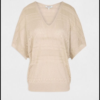 Camisola bege de malha com padrão decorativo e decote em V