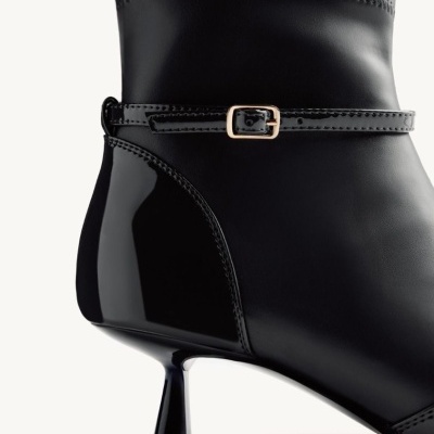 Bota preta de salto médio com cinto e fivela dourada