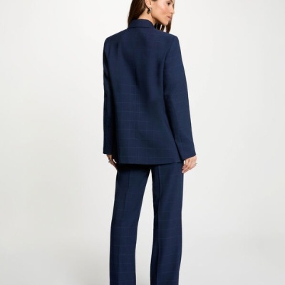 Fato feminino azul escuro com padrão de riscas finas