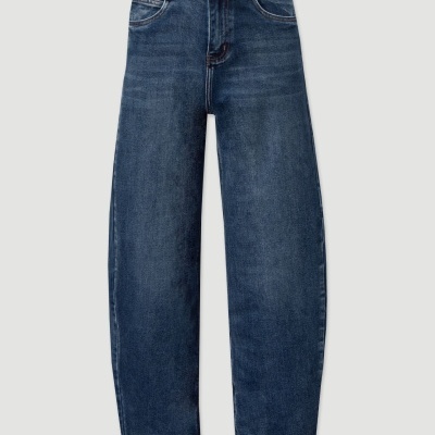 Calças de ganga azul escuro de corte largo sobre fundo cinzento claro