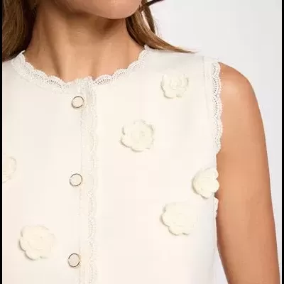 Camisola creme sem mangas com flores bordadas em relevo e botões dourados