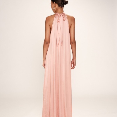Vestido comprido rosa claro visto de costas com alças que se amarram.