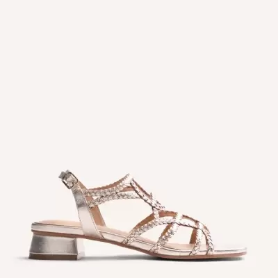 Sandália feminina aberta com tiras trançadas prateadas e salto baixo em bloco.