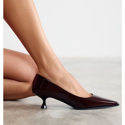 Sapatilha de salto baixo verniz cor vinho com bico fino