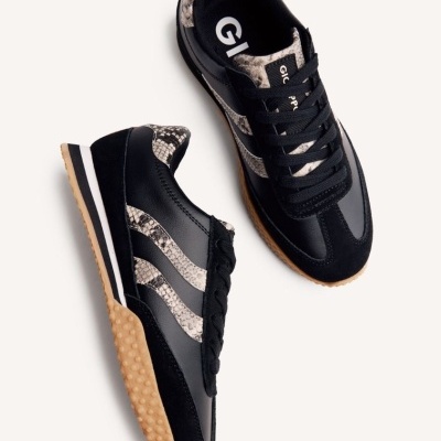 Sapatilhas pretas com padrão pele de cobra e sola castanha