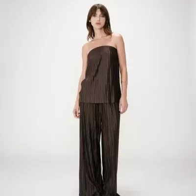 Conjunto pregueado castanho escuro com top e calças largas