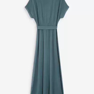 Vestido azul-acinzentado comprido com manga curta e faixa na cintura