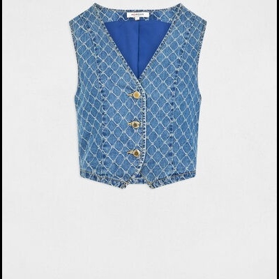 Colete azul tipo ganga com padrão bordado dourado e botões dourados