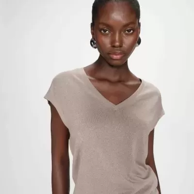 Camisola feminina bege de malha fina com decote em V e mangas curtas