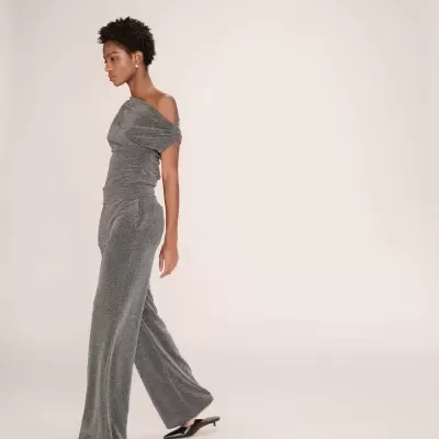 Mono cinzento brilhante com calças largas e sapatos pretos