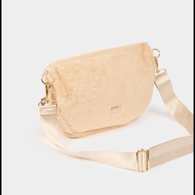 Mala tiracolo feminina bege com alça larga e ferragens douradas