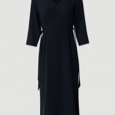 Vestido preto de manga três quartos com decote em V