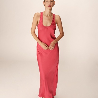 Vestido comprido rosa de alças largas com decote redondo