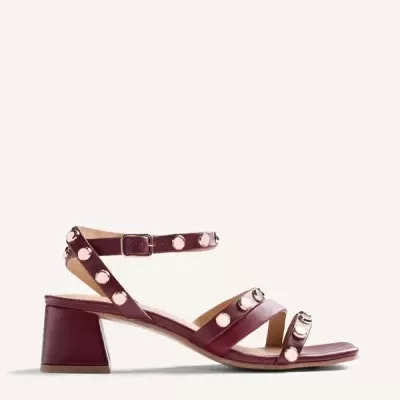 Sandália de senhora borgonha com tachas douradas e tacão médio