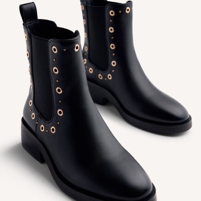 Botas pretas de cano curto com ilhóses dourados