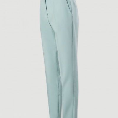 Calças compridas azuis claras com detalhe preto na cintura