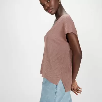 Top de malha canelada rosa claro de manga curta com saia de ganga azul claro.