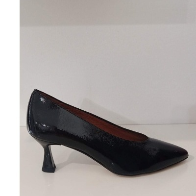 Sapato de salto baixo tipo scarpin em couro preto com textura brilhante.