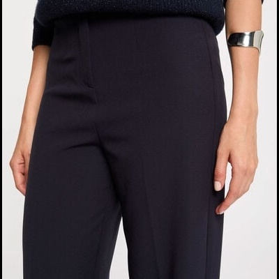 Calças pretas e camisola azul escura com pulseira prateada